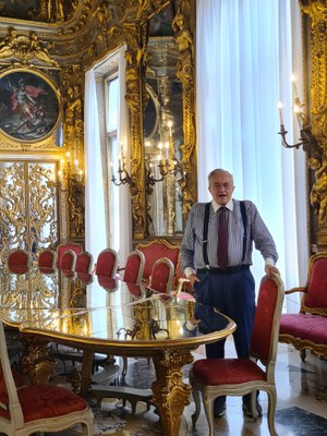 Paolo Odone nella Sala Dorata di Palazzo Tobia Pallavicino.jpg
